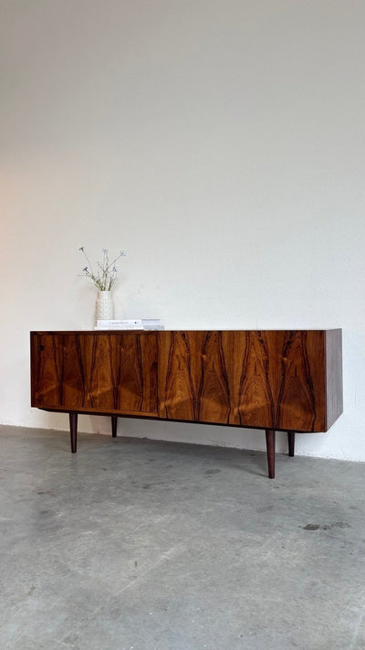 
                  
                    Mid century lowboard palissander schuifdeuren Kofod Larsen - LOUI.STORE
                  
                