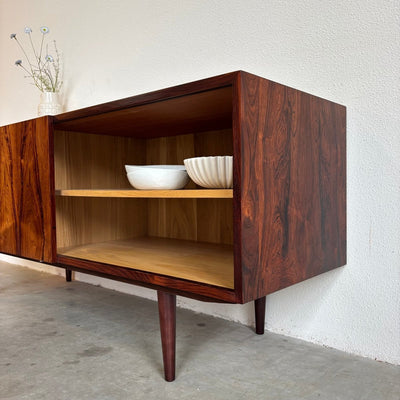 
                  
                    Mid century lowboard palissander schuifdeuren Kofod Larsen - LOUI.STORE
                  
                