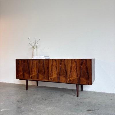 
                  
                    Mid century lowboard palissander schuifdeuren Kofod Larsen - LOUI.STORE
                  
                