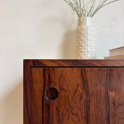 
                  
                    Mid century lowboard palissander schuifdeuren Kofod Larsen - LOUI.STORE
                  
                
