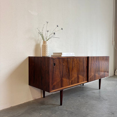 
                  
                    Mid century lowboard palissander schuifdeuren Kofod Larsen - LOUI.STORE
                  
                