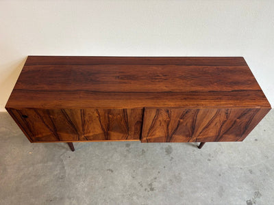 
                  
                    Mid century lowboard palissander schuifdeuren Kofod Larsen - LOUI.STORE
                  
                