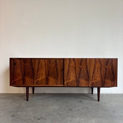 
                  
                    Mid century lowboard palissander schuifdeuren Kofod Larsen - LOUI.STORE
                  
                