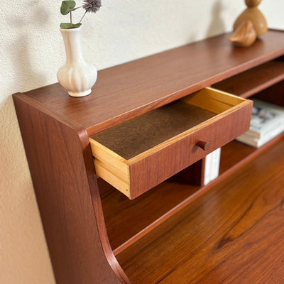 
                  
                    Mid century secretaire teak kleine lade - LOUI.STORE
                  
                