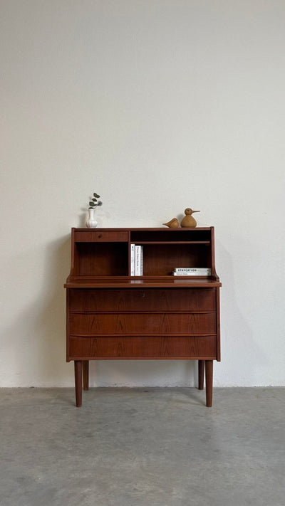 
                  
                    Mid century secretaire teak kleine lade - LOUI.STORE
                  
                