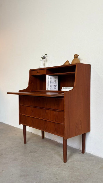 
                  
                    Mid century secretaire teak kleine lade - LOUI.STORE
                  
                