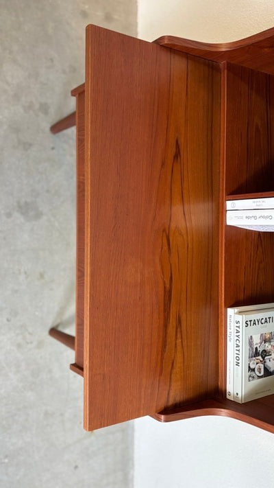 
                  
                    Mid century secretaire teak kleine lade - LOUI.STORE
                  
                