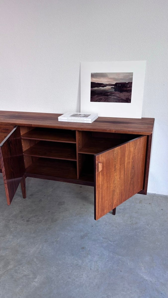 
                  
                    Mid Century sideboard Henry Rosengren Hansen palissander - LOUI.STORE
                  
                