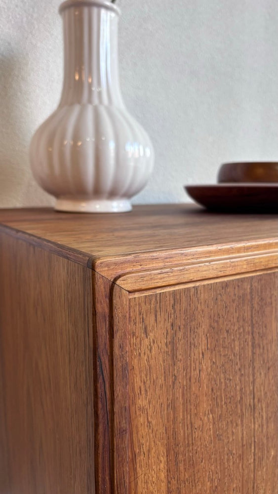 
                  
                    Mid Century sideboard Henry Rosengren Hansen palissander - LOUI.STORE
                  
                