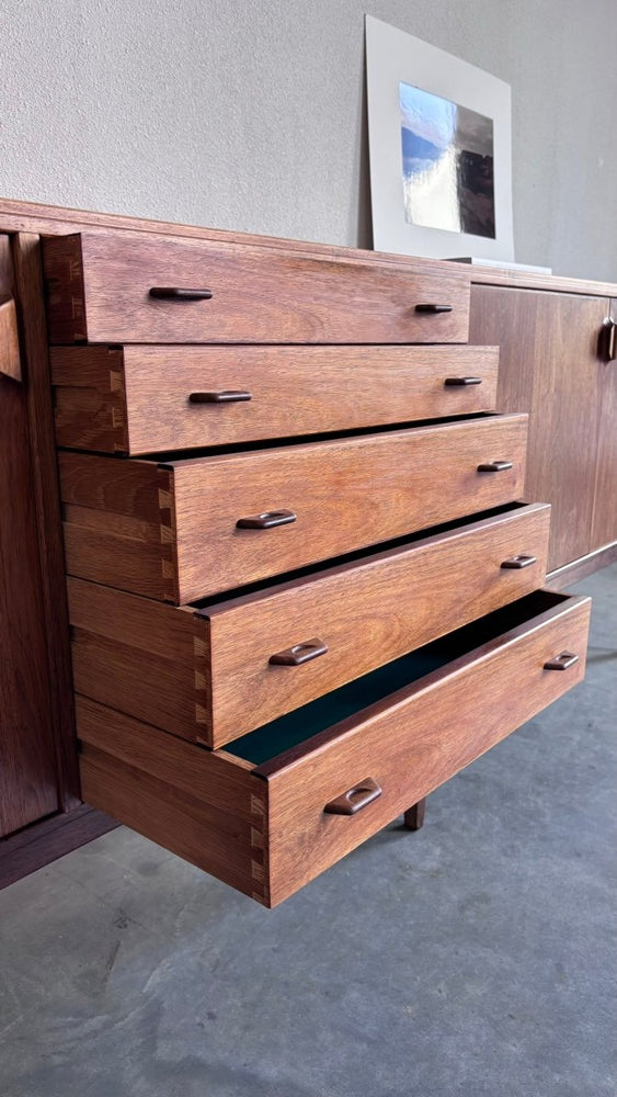 
                  
                    Mid Century sideboard Henry Rosengren Hansen palissander - LOUI.STORE
                  
                