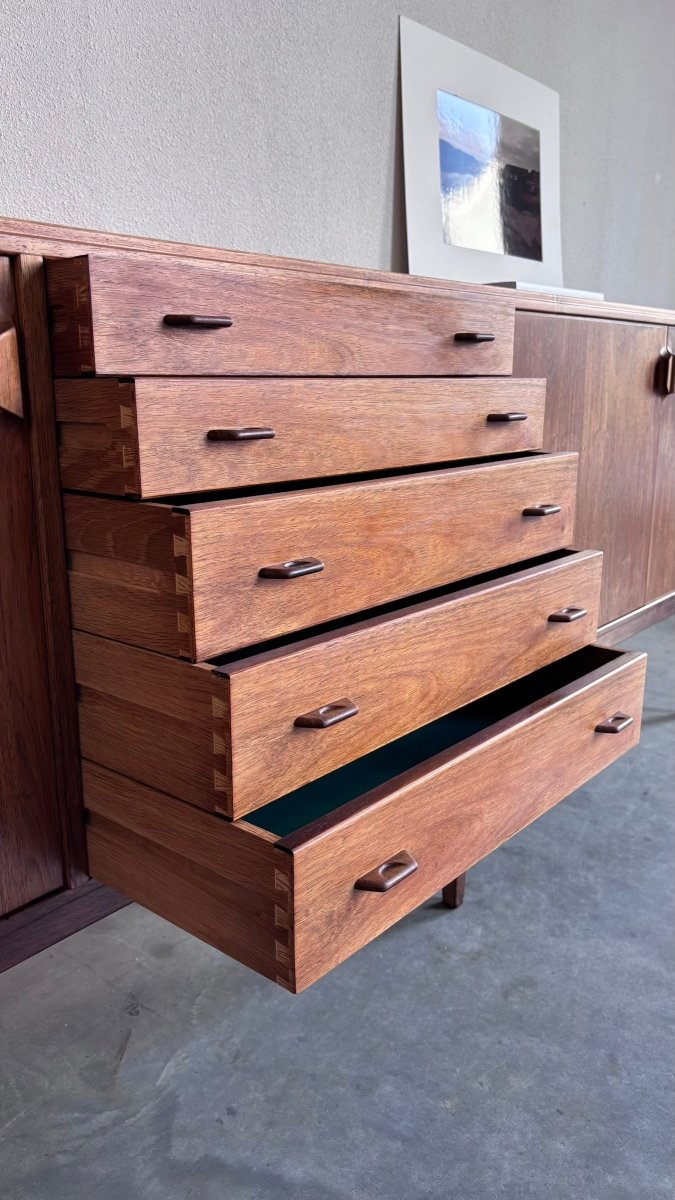 
                  
                    Mid Century sideboard Henry Rosengren Hansen palissander - LOUI.STORE
                  
                