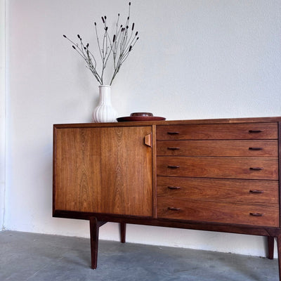 
                  
                    Mid Century sideboard Henry Rosengren Hansen palissander - LOUI.STORE
                  
                