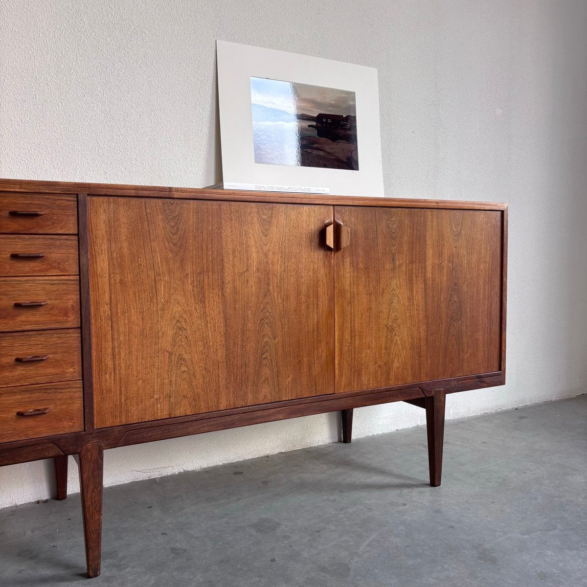 
                  
                    Mid Century sideboard Henry Rosengren Hansen palissander - LOUI.STORE
                  
                