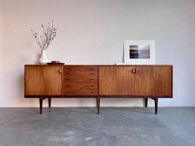 
                  
                    Mid Century sideboard Henry Rosengren Hansen palissander - LOUI.STORE
                  
                
