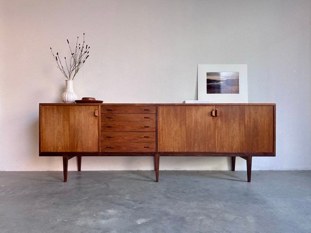 
                  
                    Mid Century sideboard Henry Rosengren Hansen palissander - LOUI.STORE
                  
                