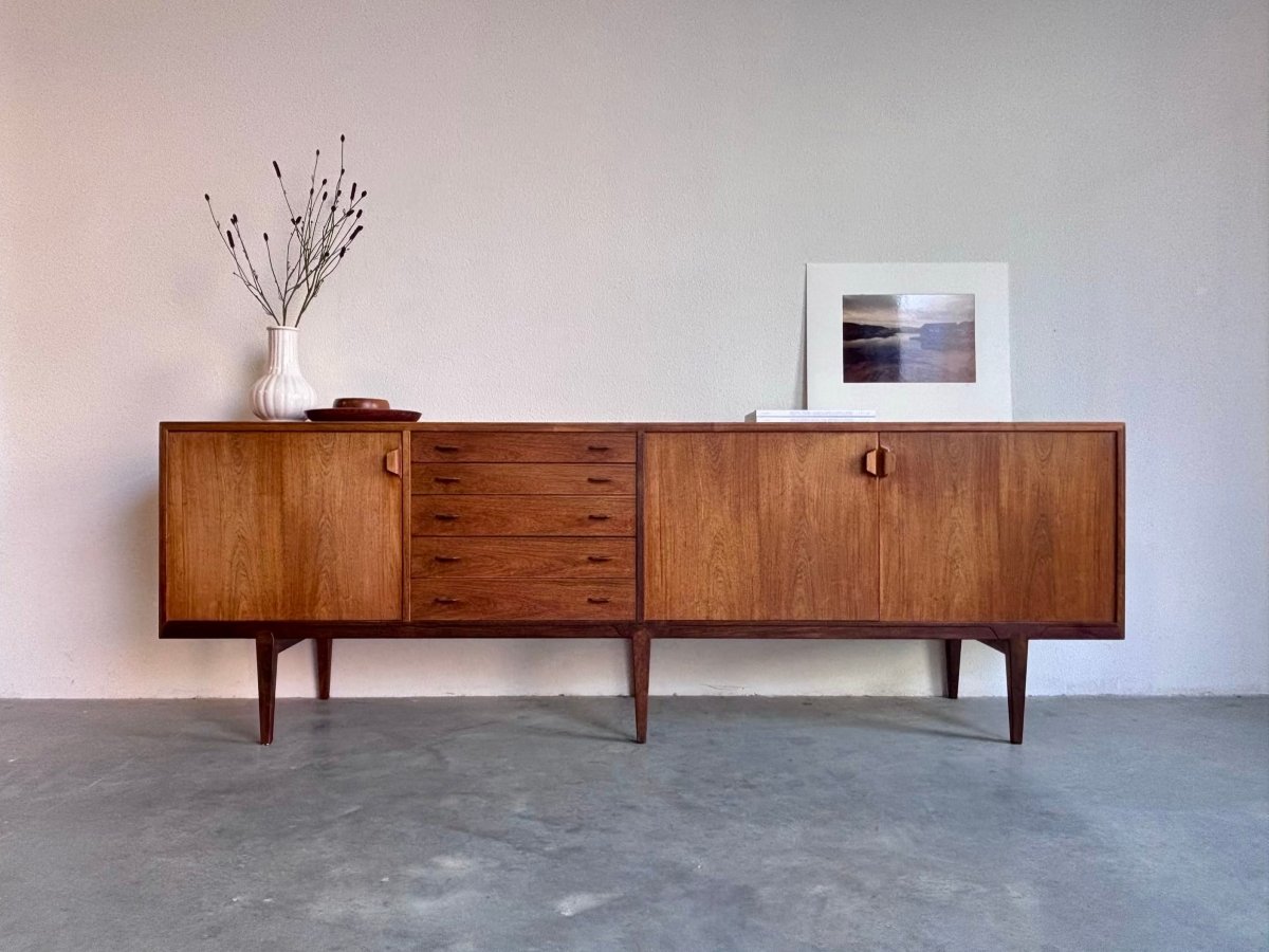 
                  
                    Mid Century sideboard Henry Rosengren Hansen palissander - LOUI.STORE
                  
                