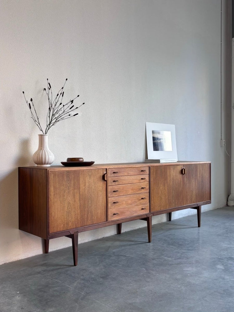 
                  
                    Mid Century sideboard Henry Rosengren Hansen palissander - LOUI.STORE
                  
                