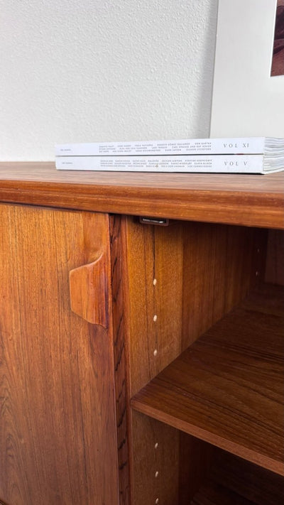 
                  
                    Mid Century sideboard Henry Rosengren Hansen palissander - LOUI.STORE
                  
                