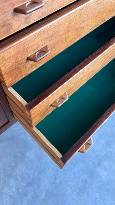 
                  
                    Mid Century sideboard Henry Rosengren Hansen palissander - LOUI.STORE
                  
                