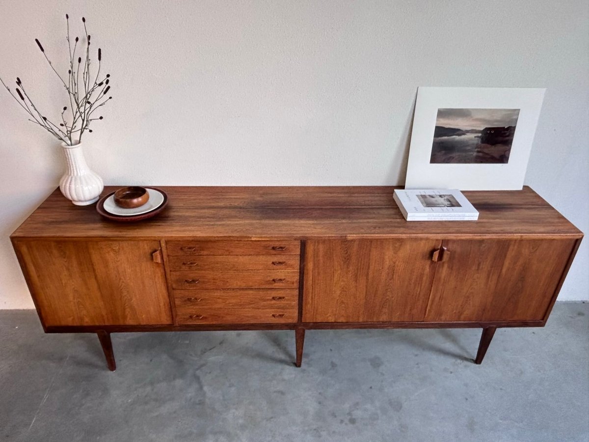 
                  
                    Mid Century sideboard Henry Rosengren Hansen palissander - LOUI.STORE
                  
                