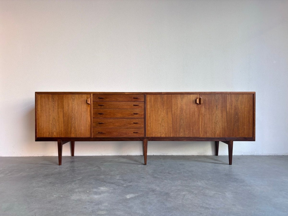 
                  
                    Mid Century sideboard Henry Rosengren Hansen palissander - LOUI.STORE
                  
                