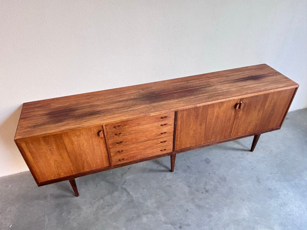 
                  
                    Mid Century sideboard Henry Rosengren Hansen palissander - LOUI.STORE
                  
                