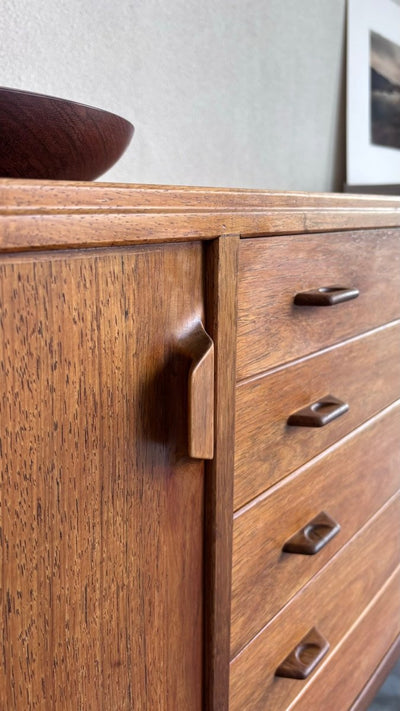 
                  
                    Mid Century sideboard Henry Rosengren Hansen palissander - LOUI.STORE
                  
                