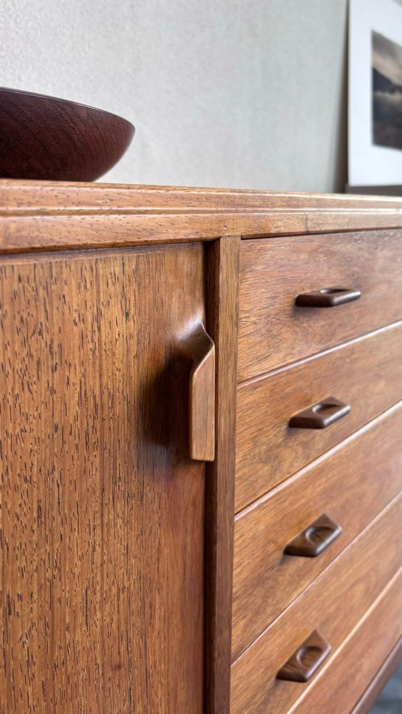 
                  
                    Mid Century sideboard Henry Rosengren Hansen palissander - LOUI.STORE
                  
                