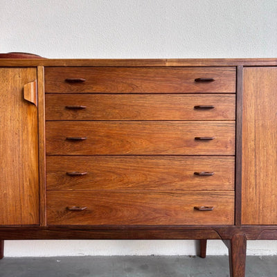 
                  
                    Mid Century sideboard Henry Rosengren Hansen palissander - LOUI.STORE
                  
                