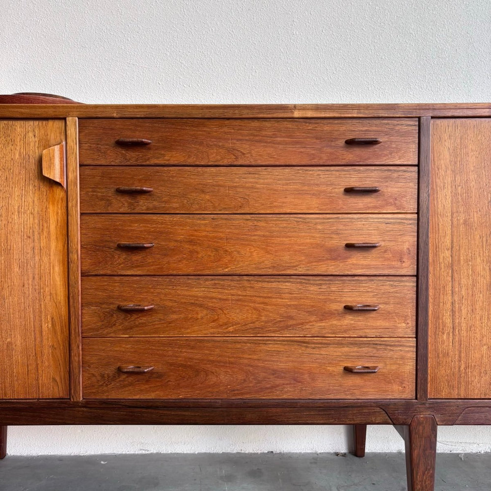 
                  
                    Mid Century sideboard Henry Rosengren Hansen palissander - LOUI.STORE
                  
                