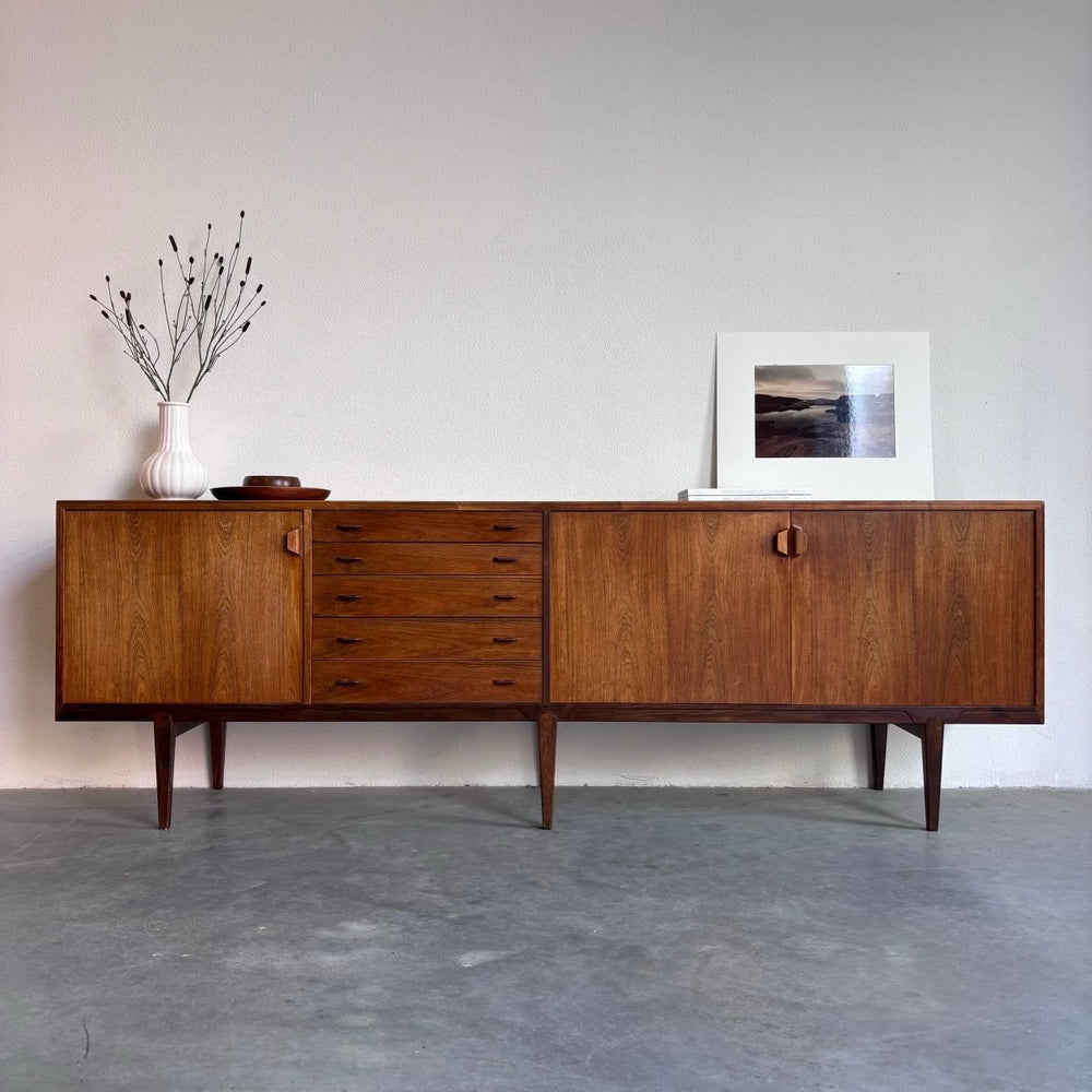 
                  
                    Mid Century sideboard Henry Rosengren Hansen palissander - LOUI.STORE
                  
                