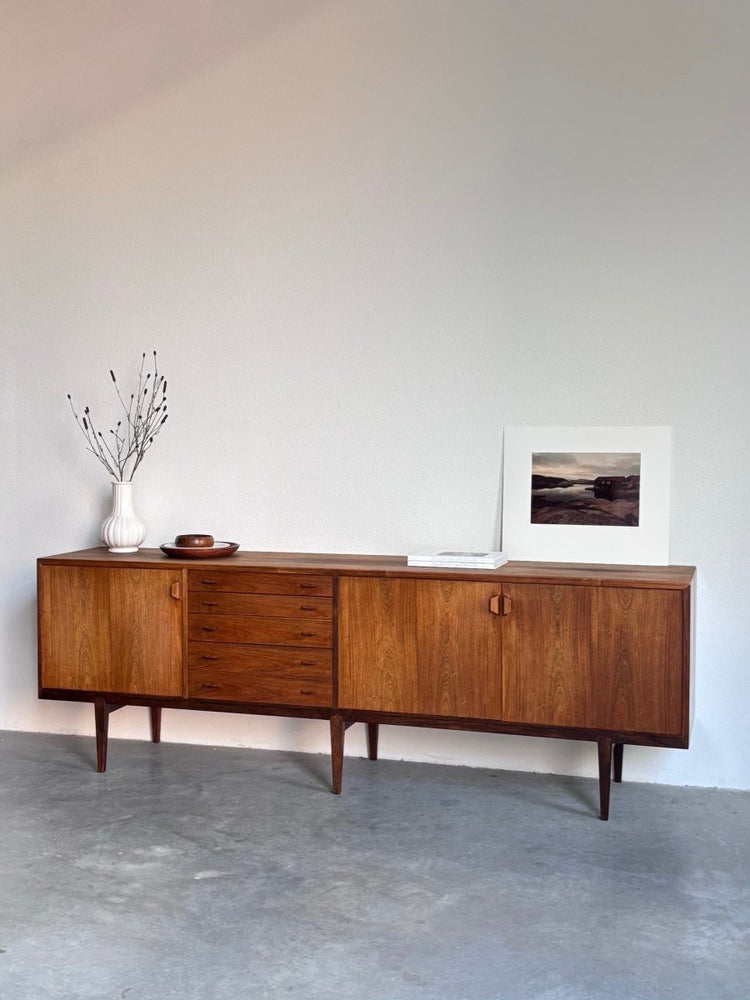 
                  
                    Mid Century sideboard Henry Rosengren Hansen palissander - LOUI.STORE
                  
                