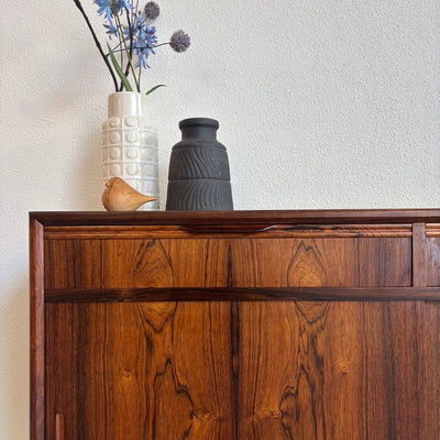 
                  
                    Mid century sideboard in palissander lades + schuifdeuren - LOUI.STORE
                  
                