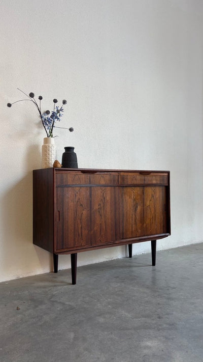 
                  
                    Mid century sideboard in palissander lades + schuifdeuren - LOUI.STORE
                  
                