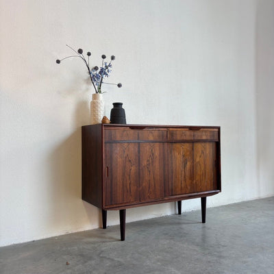 
                  
                    Mid century sideboard in palissander lades + schuifdeuren - LOUI.STORE
                  
                