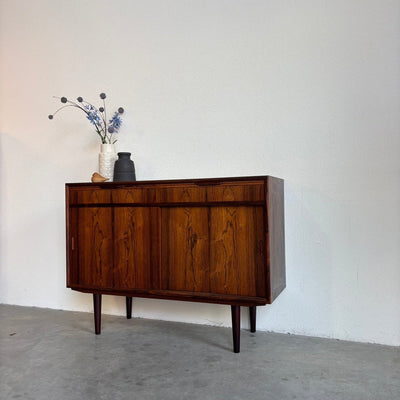 
                  
                    Mid century sideboard in palissander lades + schuifdeuren - LOUI.STORE
                  
                