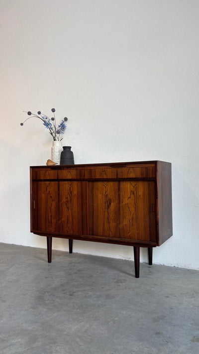 
                  
                    Mid century sideboard in palissander lades + schuifdeuren - LOUI.STORE
                  
                