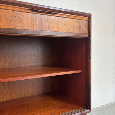 
                  
                    Mid century sideboard in palissander lades + schuifdeuren - LOUI.STORE
                  
                