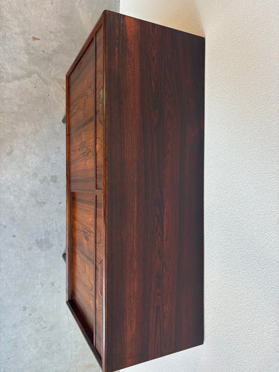 
                  
                    Mid century sideboard in palissander lades + schuifdeuren - LOUI.STORE
                  
                