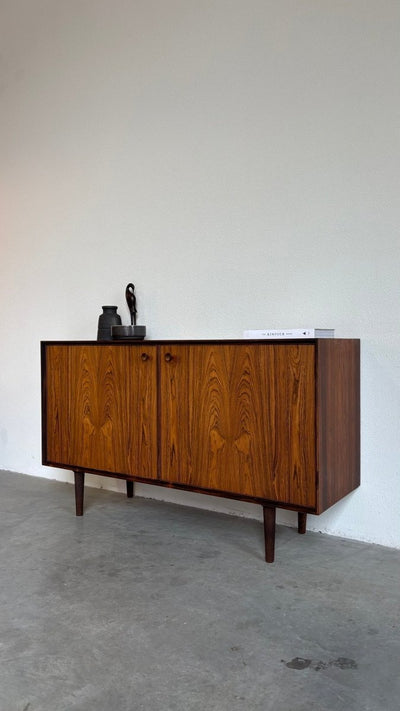 
                  
                    Mid Century sideboard palissander ronde knopjes - LOUI.STORE
                  
                