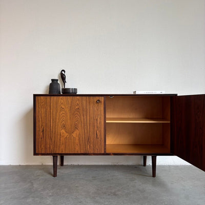 
                  
                    Mid Century sideboard palissander ronde knopjes - LOUI.STORE
                  
                