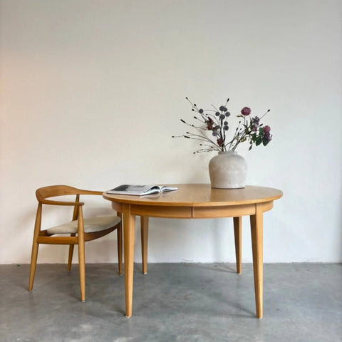 Omann Jun ronde eettafel model 55 in eiken, jaren '60 Deens design