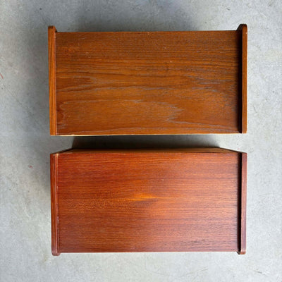 
                  
                    Nachtkastje teak met lade en vak - LOUI.STORE
                  
                