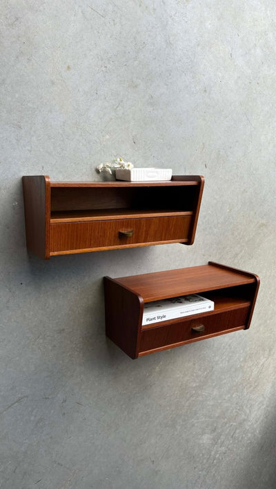 
                  
                    Nachtkastje teak met lade en vak - LOUI.STORE
                  
                