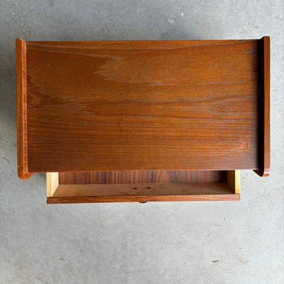 
                  
                    Nachtkastje teak met lade en vak - LOUI.STORE
                  
                