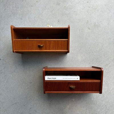 
                  
                    Nachtkastje teak met lade en vak - LOUI.STORE
                  
                