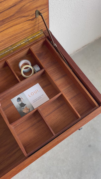 
                  
                    Laad en speel video in Galerijweergave, Vintage bijzettafeltje / naaitafeltje teak
                  
                