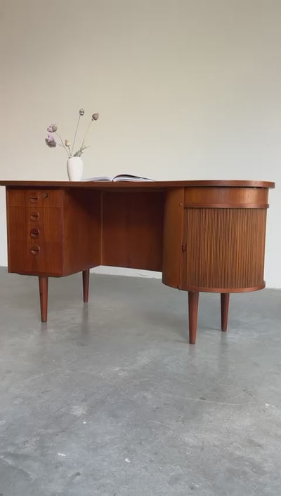 
                  
                    Laad en speel video in Galerijweergave, Vintage bureau met bar teak Kai Kristiansen
                  
                