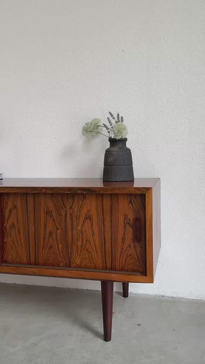 
                  
                    Laad en speel video in Galerijweergave, Vintage sideboard palissander Hundevad
                  
                