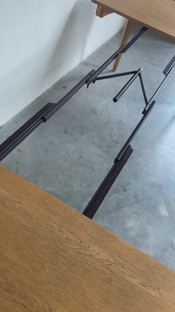 
                  
                    Laad en speel video in Galerijweergave, Mid Century uitschuifbare eettafel Omann Jun eiken, model 55
                  
                